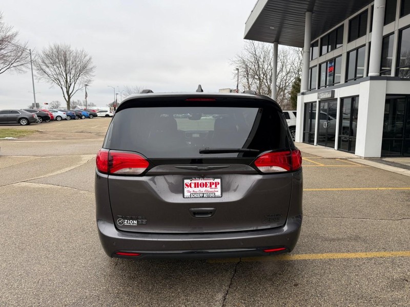 Chrysler Pacifica Vehicle Image 06