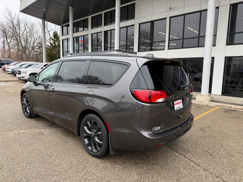 Chrysler Pacifica Vehicle Image 07