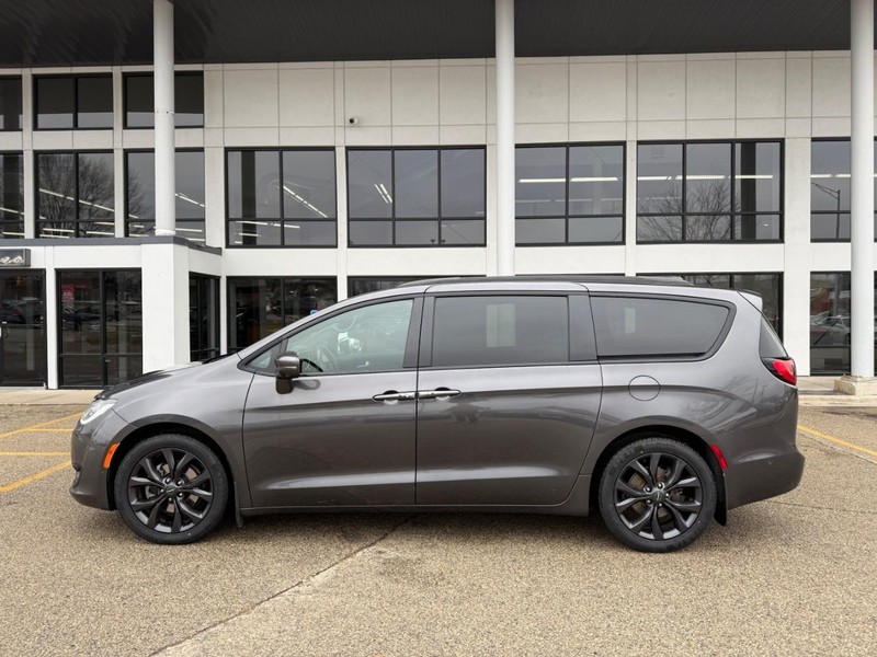 Chrysler Pacifica Vehicle Image 08