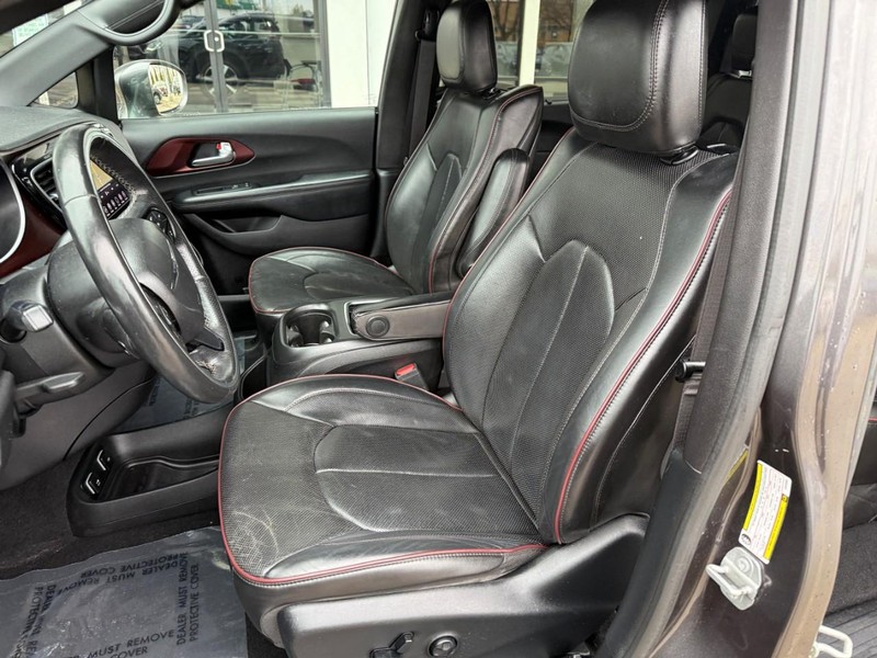 Chrysler Pacifica Vehicle Image 09