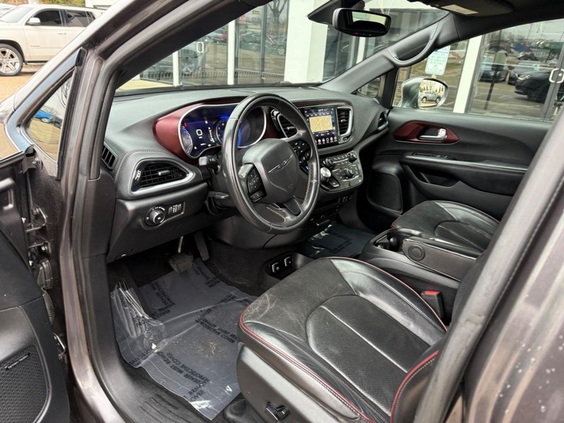 Chrysler Pacifica Vehicle Image 10