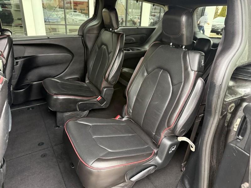 Chrysler Pacifica Vehicle Image 11