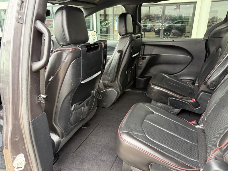 Chrysler Pacifica Vehicle Image 12