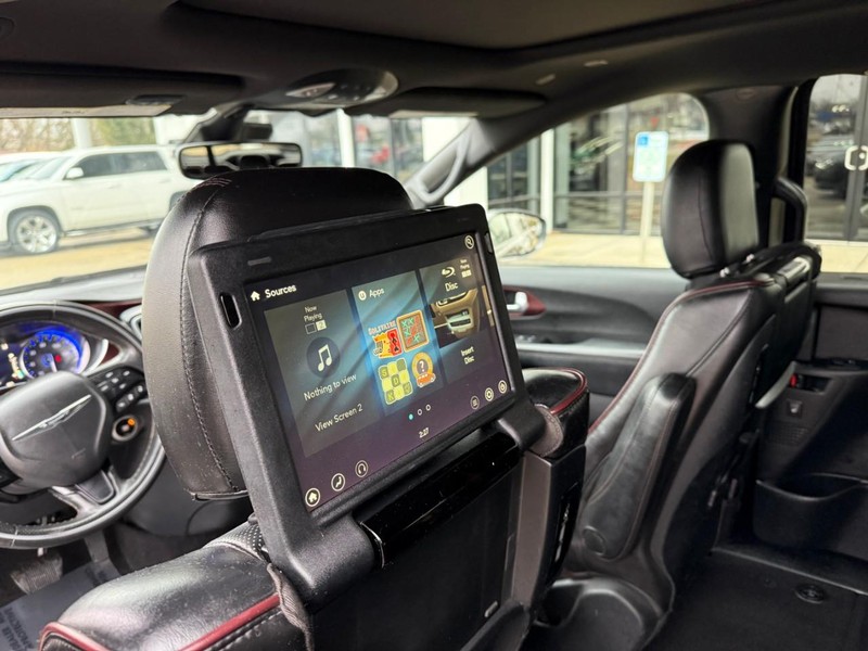 Chrysler Pacifica Vehicle Image 13