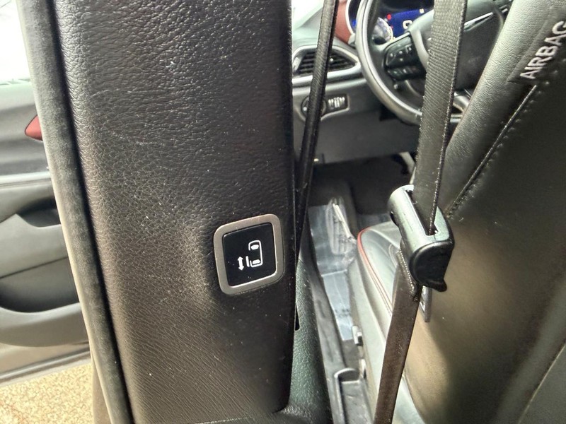 Chrysler Pacifica Vehicle Image 14