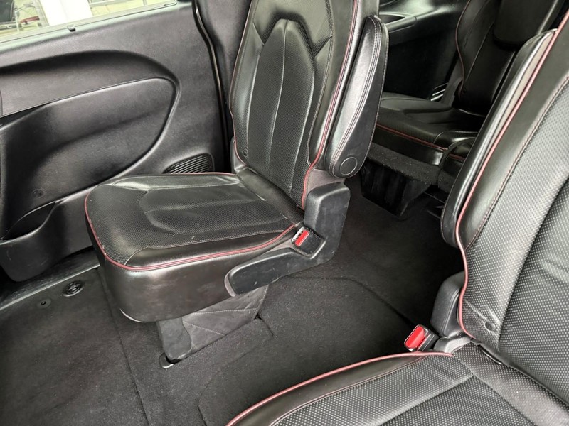 Chrysler Pacifica Vehicle Image 15