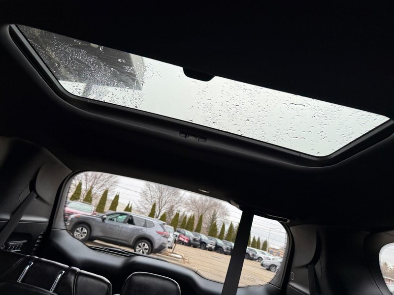 Chrysler Pacifica Vehicle Image 17