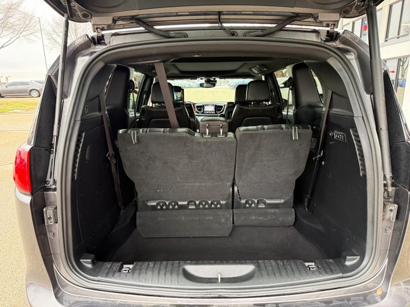 Chrysler Pacifica Vehicle Image 18