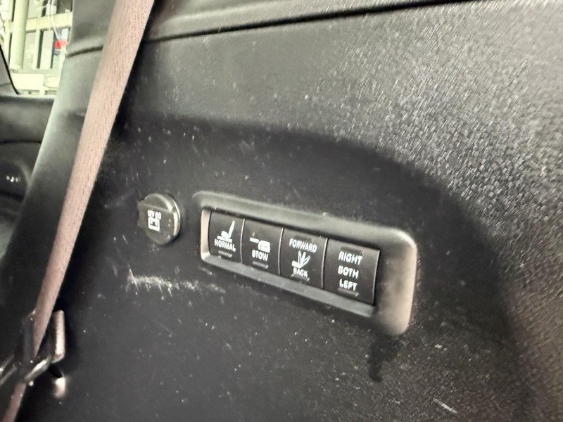 Chrysler Pacifica Vehicle Image 20