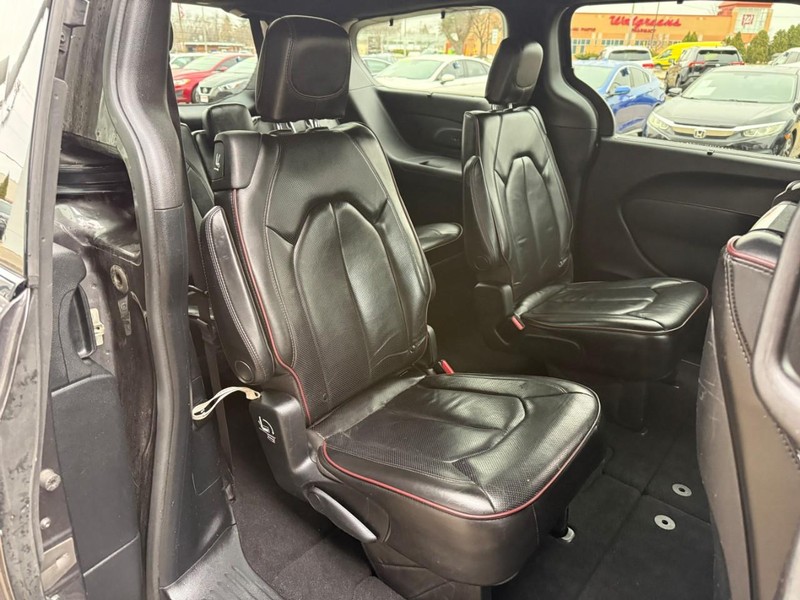 Chrysler Pacifica Vehicle Image 21