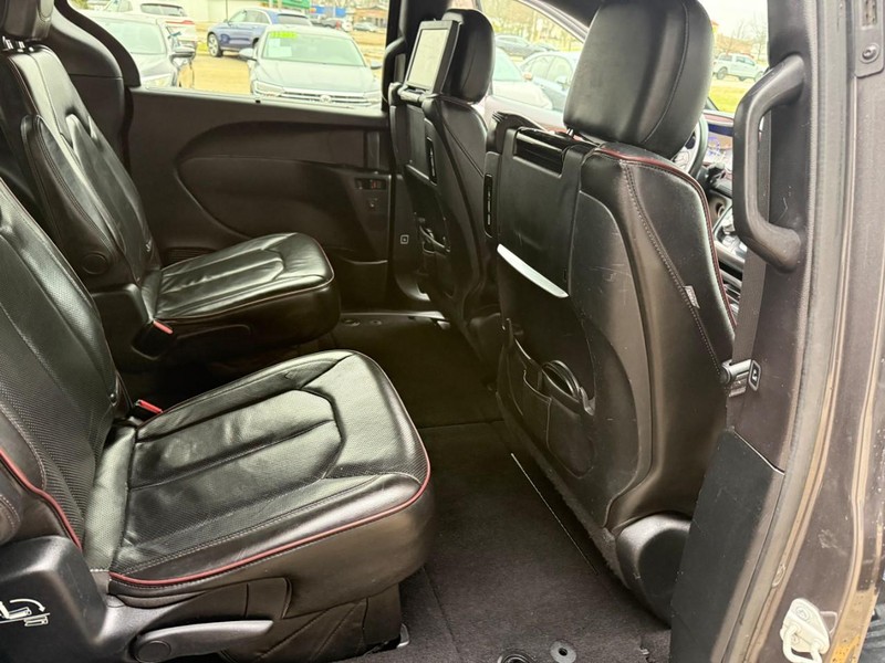 Chrysler Pacifica Vehicle Image 22