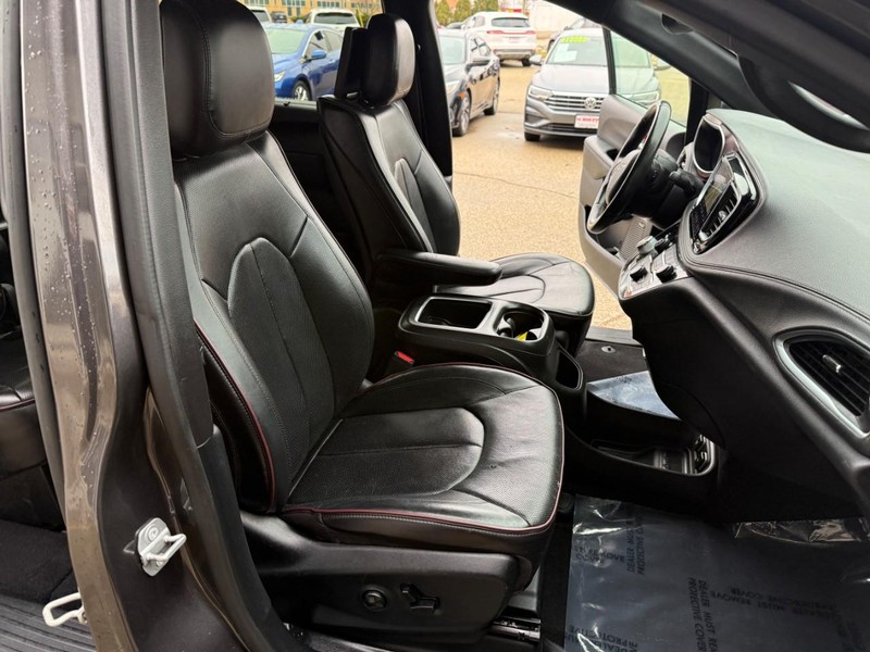 Chrysler Pacifica Vehicle Image 23