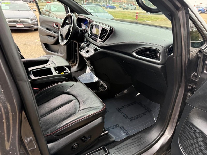 Chrysler Pacifica Vehicle Image 24