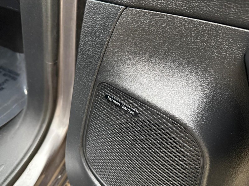 Chrysler Pacifica Vehicle Image 25