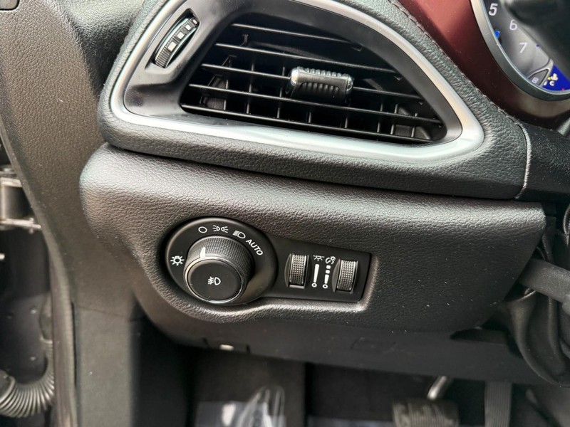 Chrysler Pacifica Vehicle Image 27