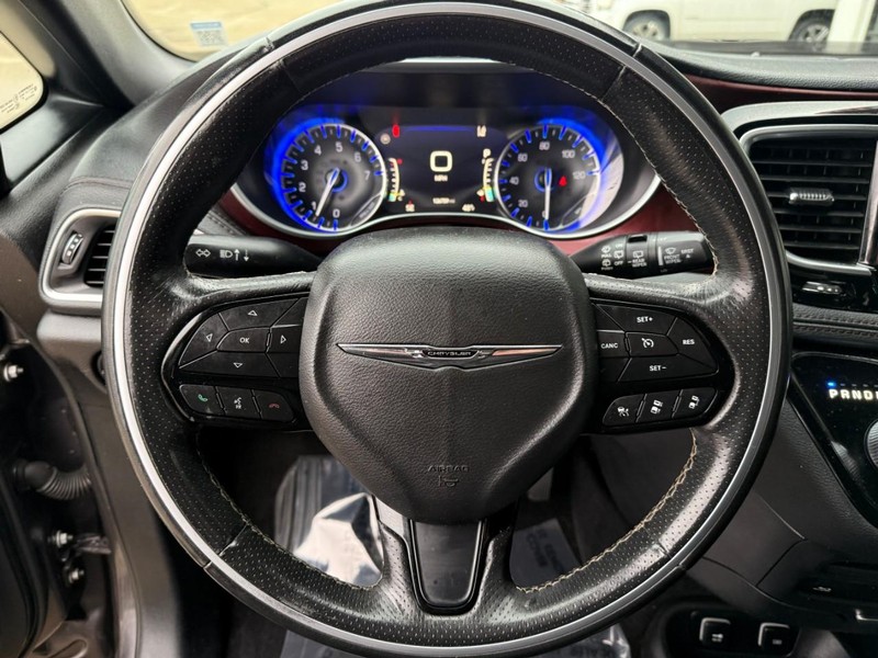 Chrysler Pacifica Vehicle Image 28