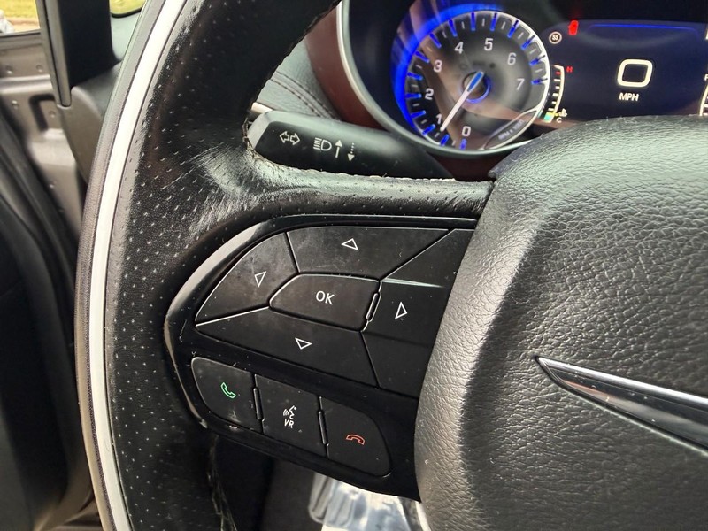 Chrysler Pacifica Vehicle Image 30