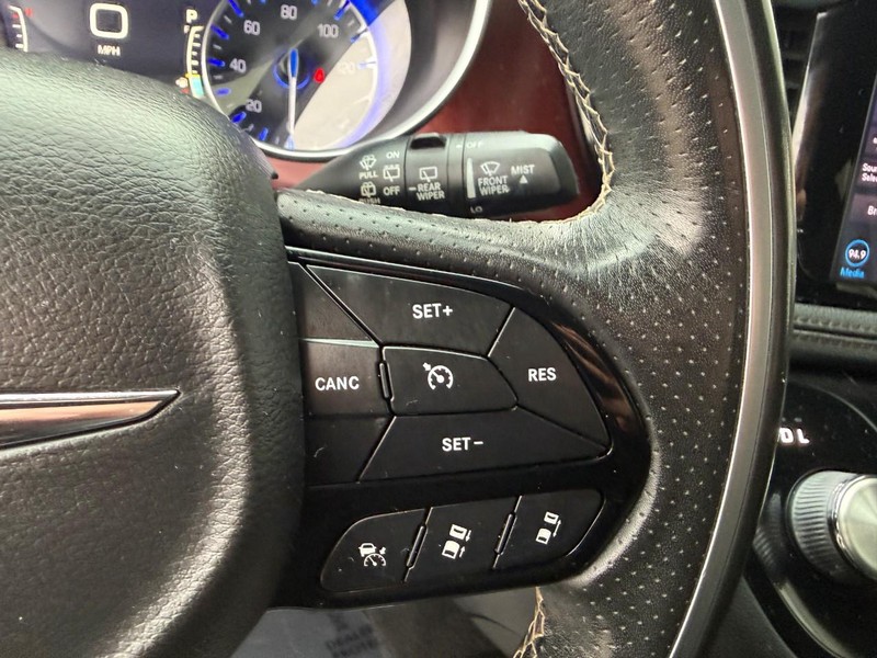 Chrysler Pacifica Vehicle Image 32