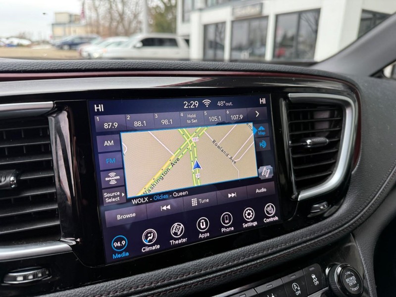 Chrysler Pacifica Vehicle Image 33