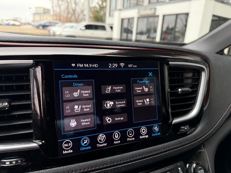 Chrysler Pacifica Vehicle Image 34