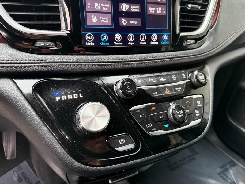 Chrysler Pacifica Vehicle Image 35