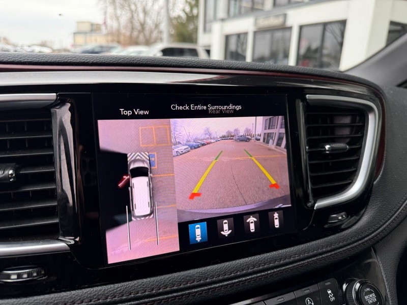 Chrysler Pacifica Vehicle Image 37