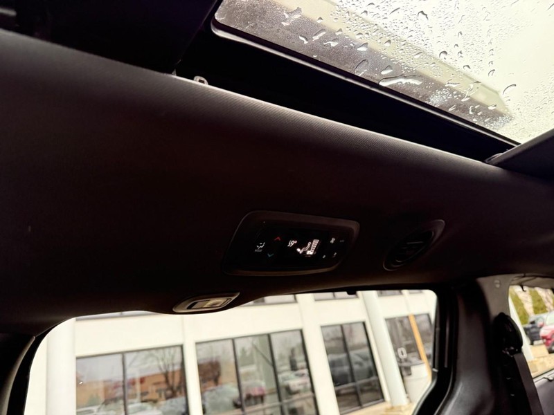 Chrysler Pacifica Vehicle Image 40