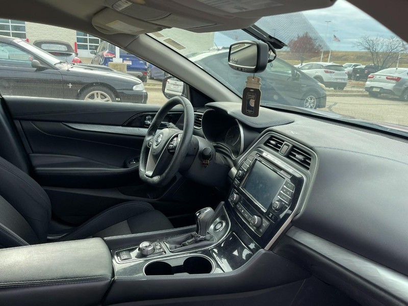 Nissan Maxima Vehicle Image 02