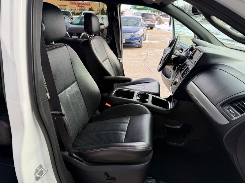 Dodge Grand Caravan Vehicle Image 23