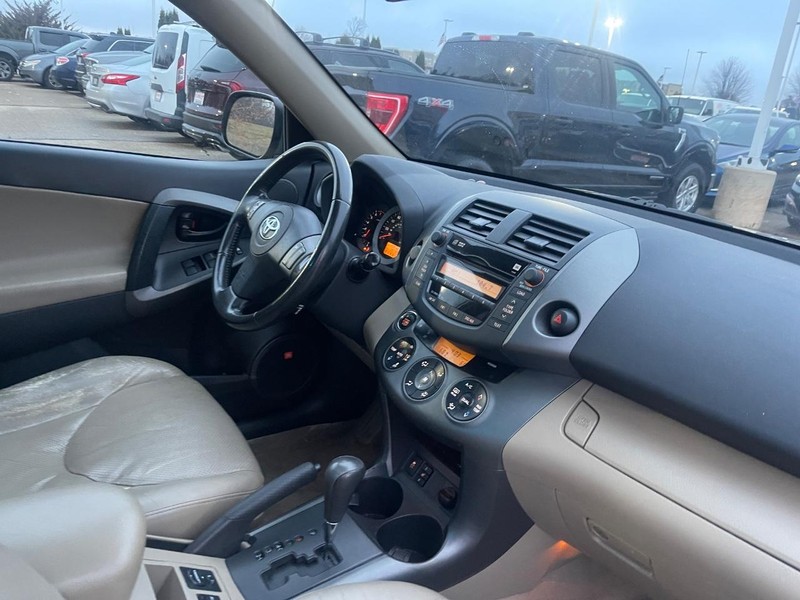 Toyota RAV4 Vehicle Image 02