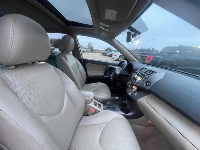 Toyota RAV4 Vehicle Image 04