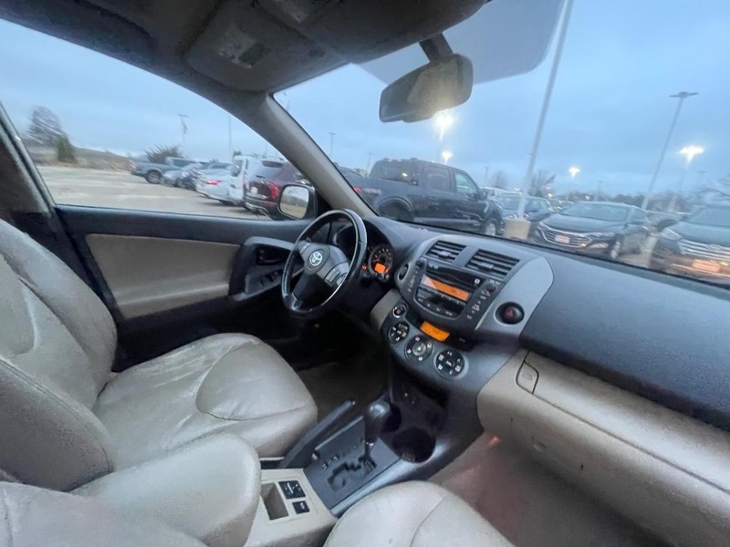 Toyota RAV4 Vehicle Image 05