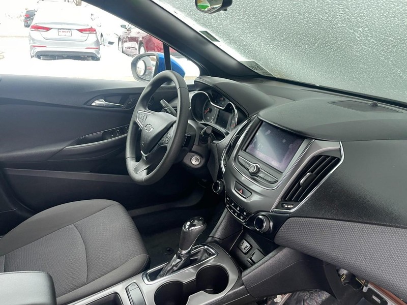 Chevrolet Cruze Vehicle Image 02