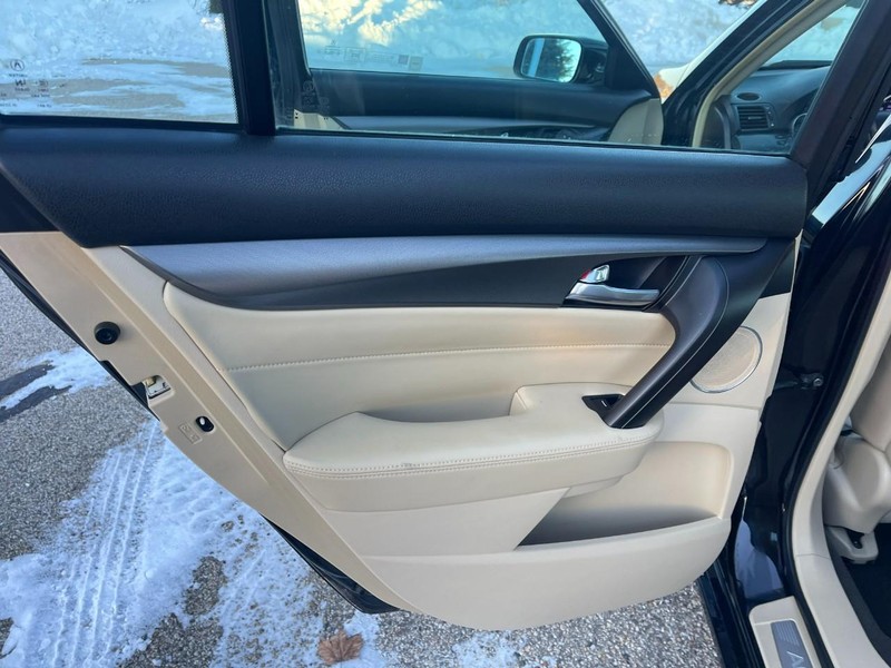 Acura TL Vehicle Full-screen Gallery Image 16