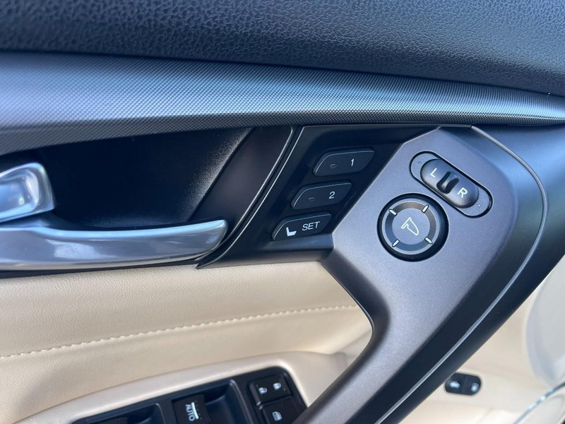 Acura TL Vehicle Full-screen Gallery Image 19
