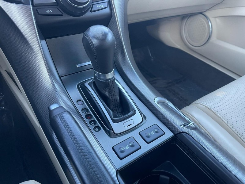 Acura TL Vehicle Full-screen Gallery Image 29