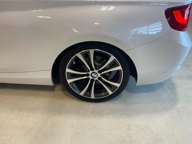 BMW 2 Series Vehicle Full-screen Gallery Image 05