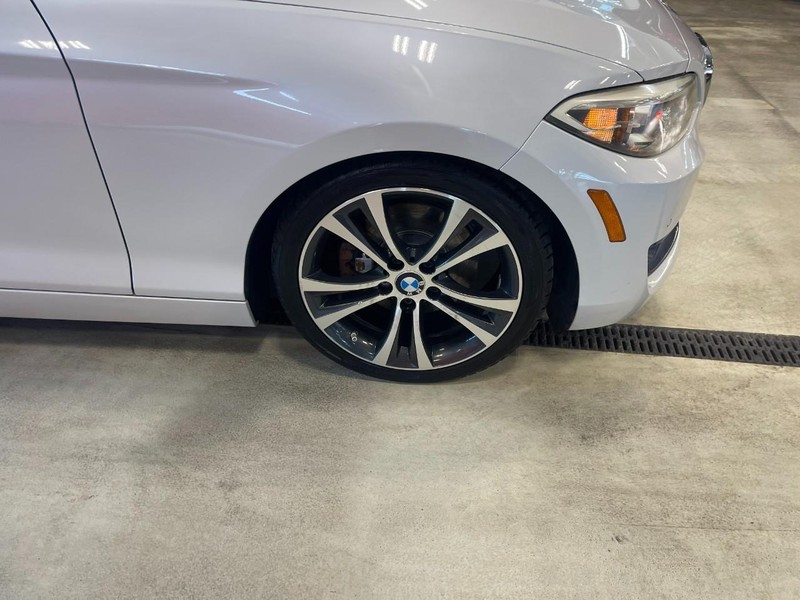 BMW 2 Series Vehicle Full-screen Gallery Image 07