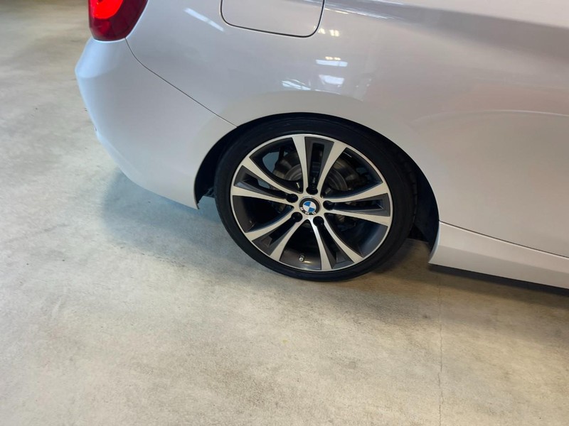 BMW 2 Series Vehicle Full-screen Gallery Image 08