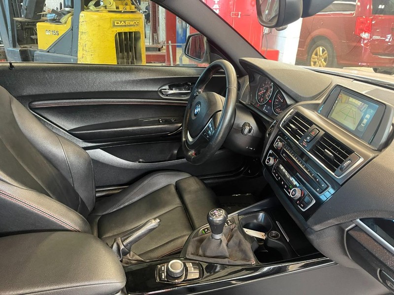 BMW 2 Series Vehicle Full-screen Gallery Image 09