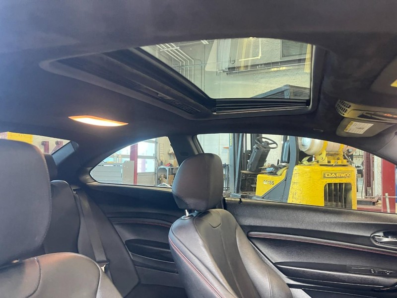 BMW 2 Series Vehicle Full-screen Gallery Image 10