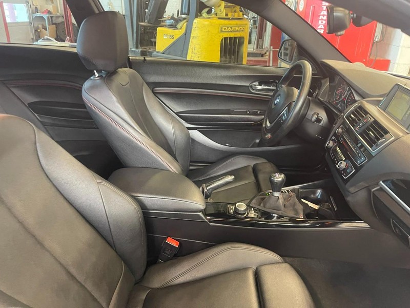 BMW 2 Series Vehicle Full-screen Gallery Image 11