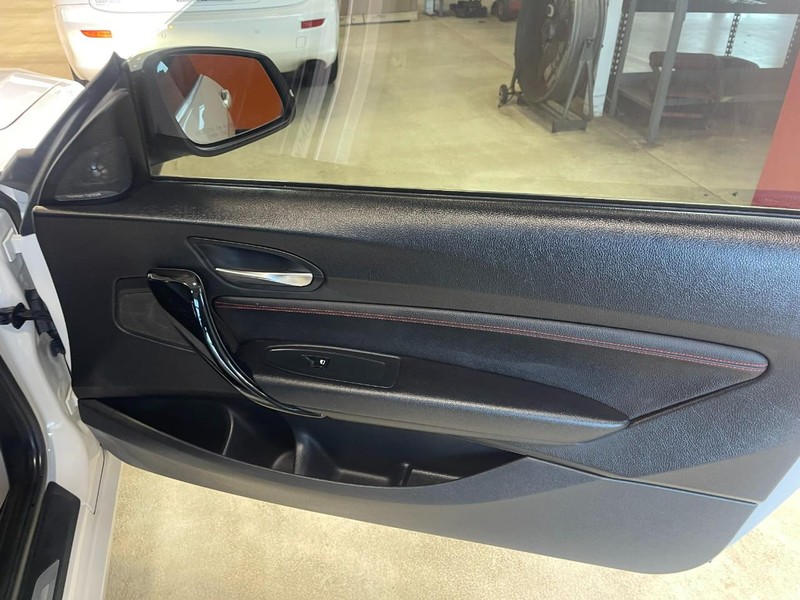 BMW 2 Series Vehicle Full-screen Gallery Image 13