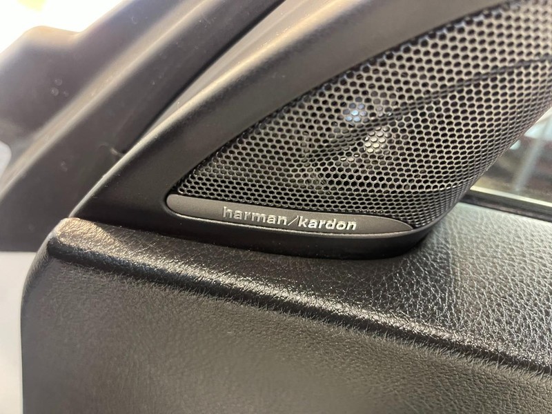 BMW 2 Series Vehicle Full-screen Gallery Image 14