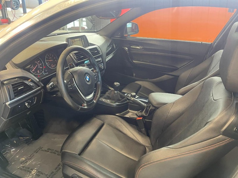 BMW 2 Series Vehicle Full-screen Gallery Image 16