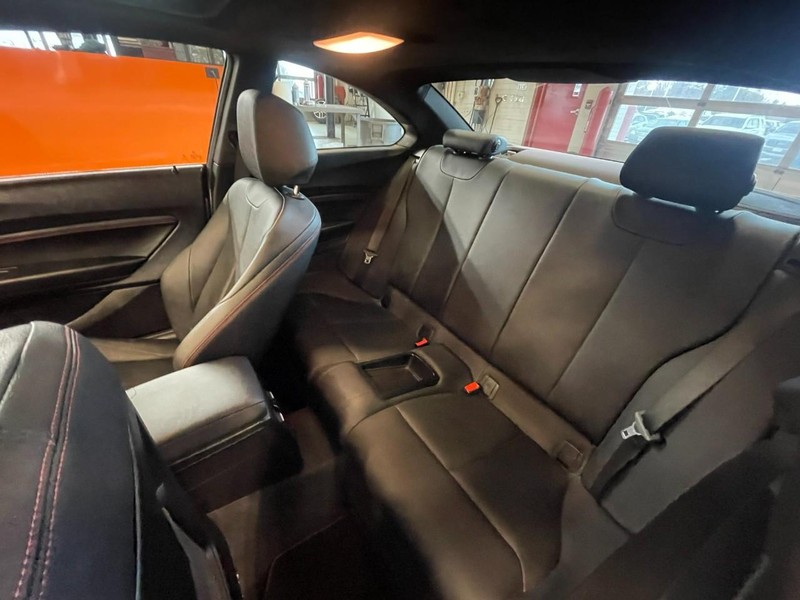 BMW 2 Series Vehicle Full-screen Gallery Image 17