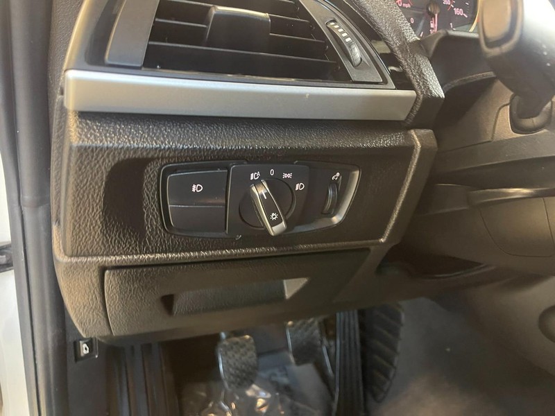 BMW 2 Series Vehicle Full-screen Gallery Image 20