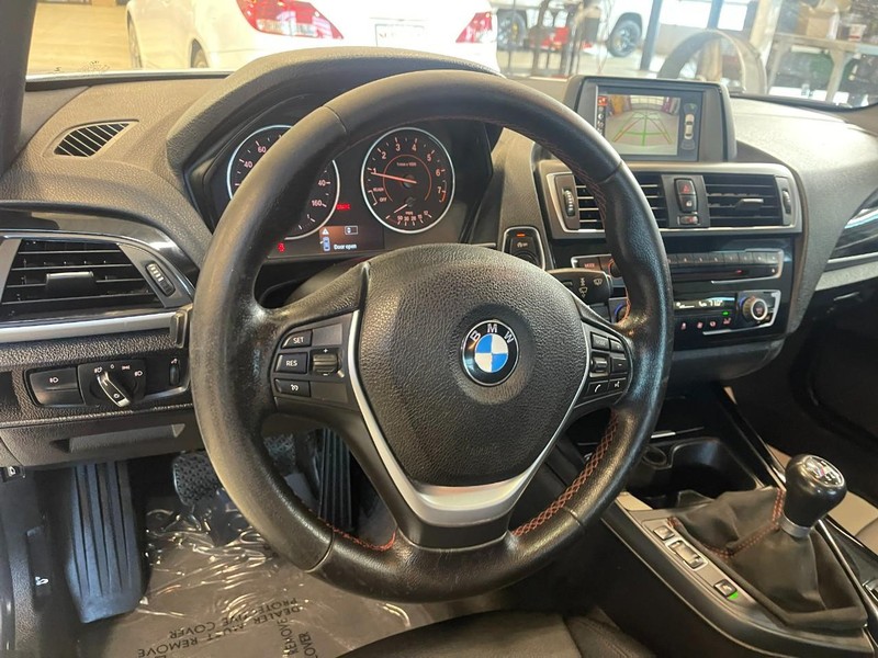 BMW 2 Series Vehicle Full-screen Gallery Image 21