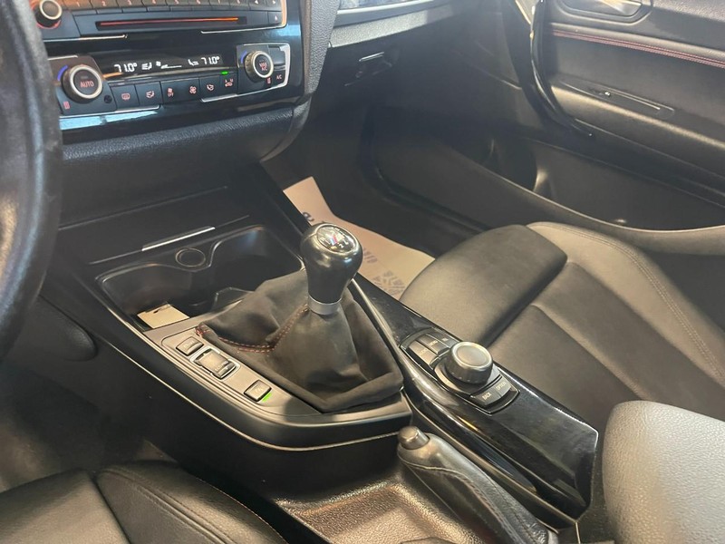 BMW 2 Series Vehicle Full-screen Gallery Image 22