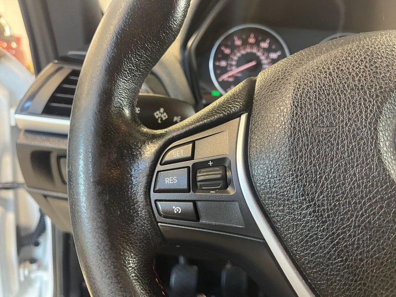 BMW 2 Series Vehicle Full-screen Gallery Image 23